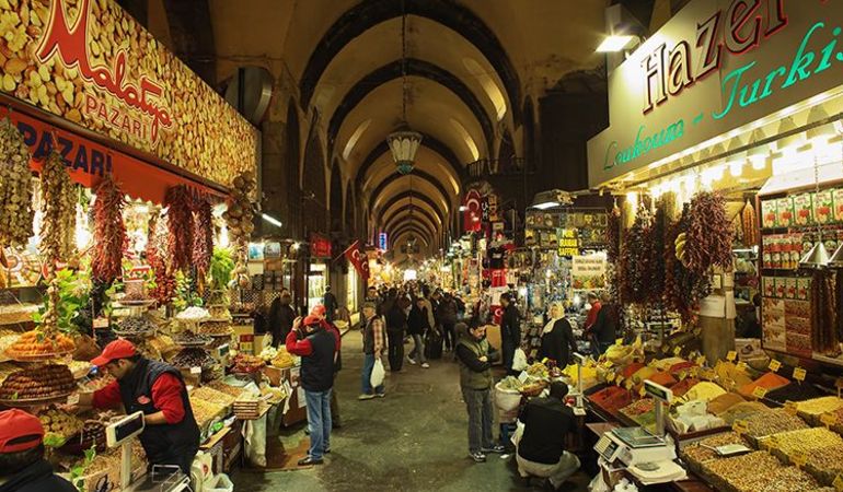 https://istanbultourstudio.s3.amazonaws.com/uploads/media_content/picture/63/medium_istanbul_spice_market_interior2.jpg?utm_source=chatgpt.com